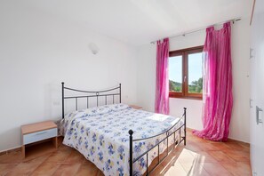 2 habitaciones, tabla de planchar con plancha y ropa de cama 