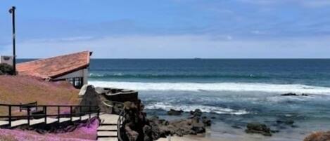 Playa en los alrededores, camastros y toallas de playa