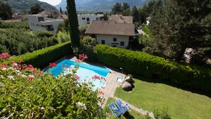 A residential area with a swimming pool, houses, and mountains in the background. - Room 'Stanza 23' with Shared Pool, Shared Terrace and Wi-Fi (Merano)