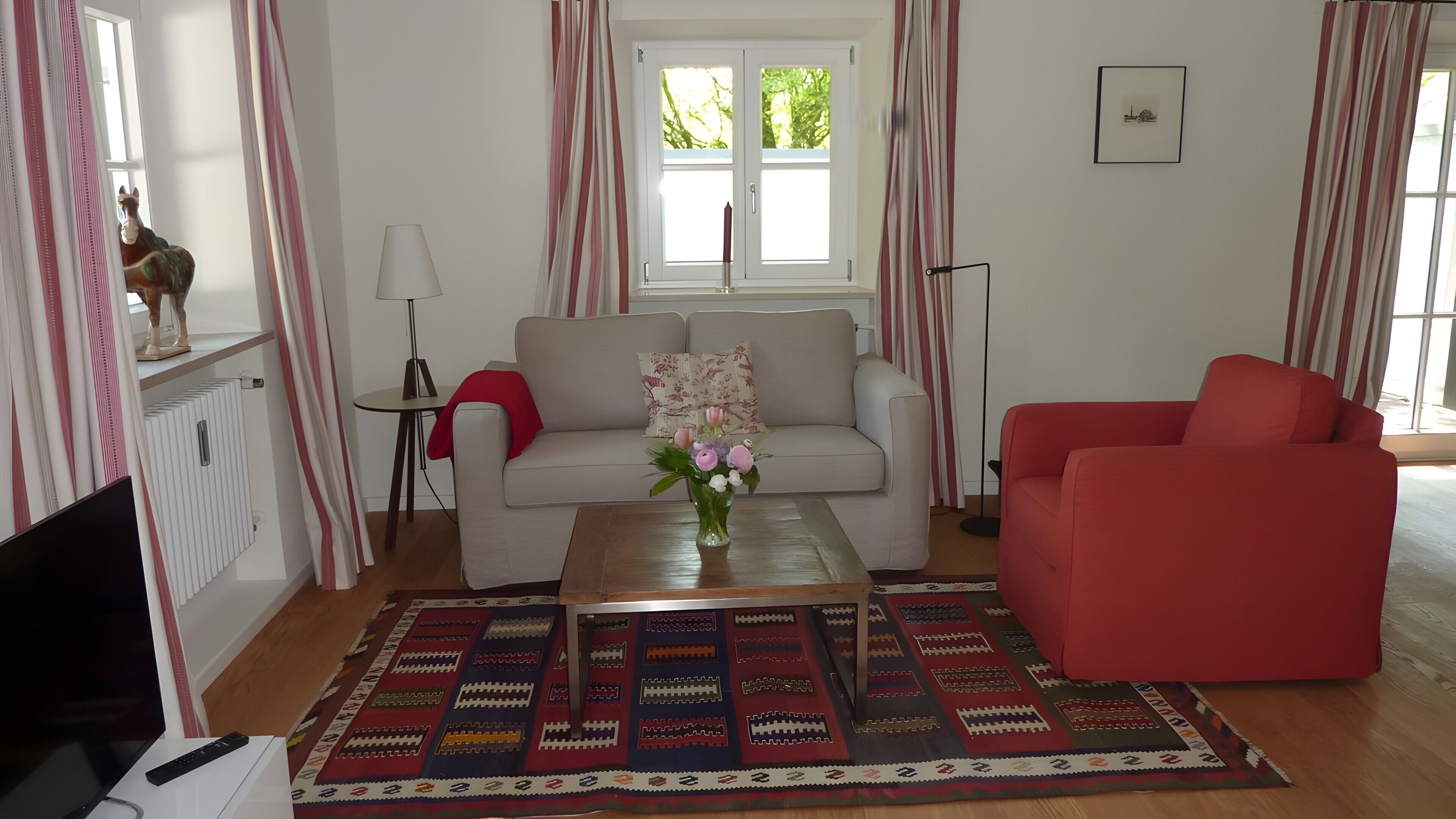Fernseher, Kamin, Stereoanlage