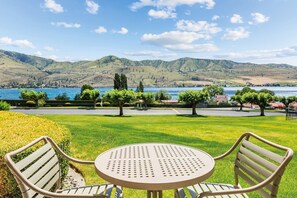 Outdoor dining - Lake Chelan | Family Lake Escape | Pool + Lake | 2BR (Chelan,)