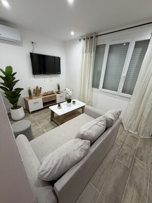 Living area - Apartment 'Port-la-Nouvelle' with Private Garden and Wi-Fi (Port-la-Nouvelle)