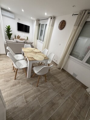 Dining - Apartment 'Port-la-Nouvelle' with Private Garden and Wi-Fi (Port-la-Nouvelle)