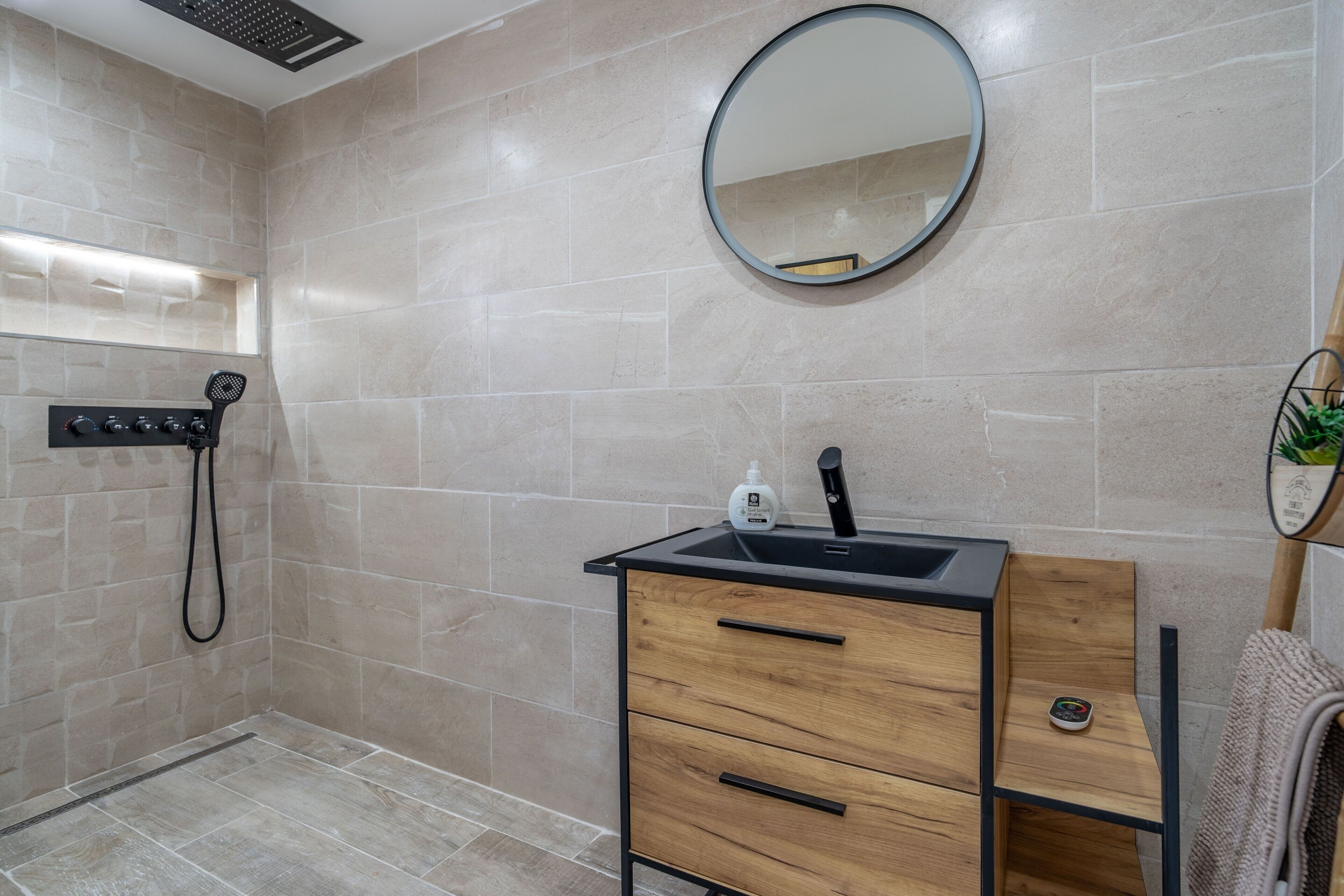 Shower, towels