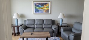 Smart TV, table football, ping pong - 2 bed 2 bath condo on the Gulf with heated pool and pickleball (Hudson)
