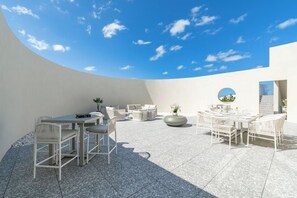 Outdoor dining - Ellipse Resort, Grace Bay/Luxurious One Bedroom Suite with Partial Ocean View (Grace Bay)