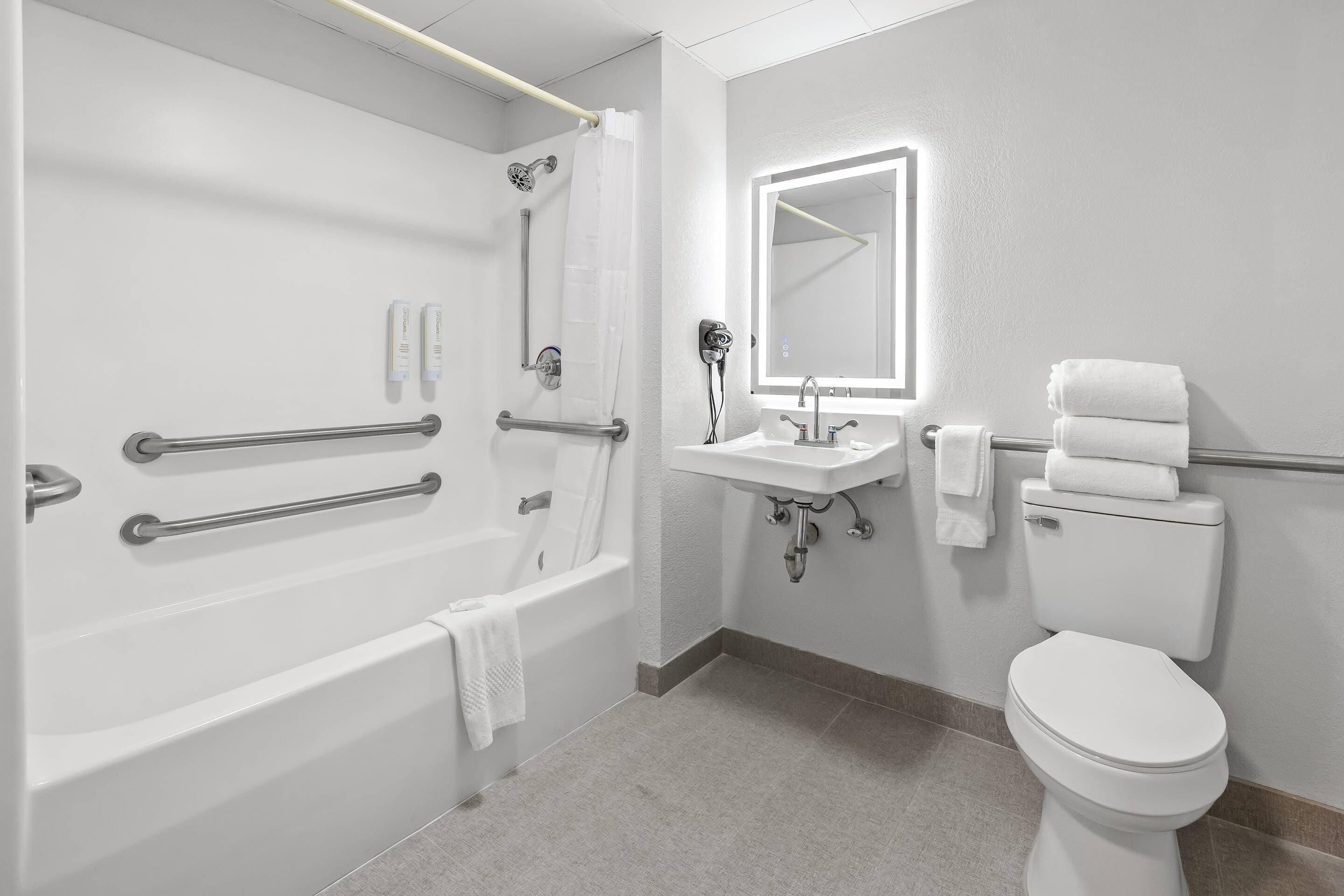 Ein modernes Badezimmer mit Badewanne, Toilette und Waschbecken.