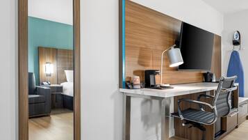 Luxe beddengoed, een bureau, een laptopwerkplek