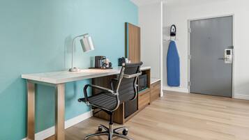 Deluxe suite, 1 kingsize bed met slaapbank, niet-roken | Luxe beddengoed, een bureau, een laptopwerkplek
