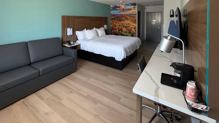 Clarion Pointe Springfield Southeast