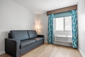 Deluxe Suite, 1 King Bed with Sofa bed, Non Smoking | Premium bedding, desk, laptop workspace, blackout drapes - Clarion Pointe Springfield Southeast (Springfield)