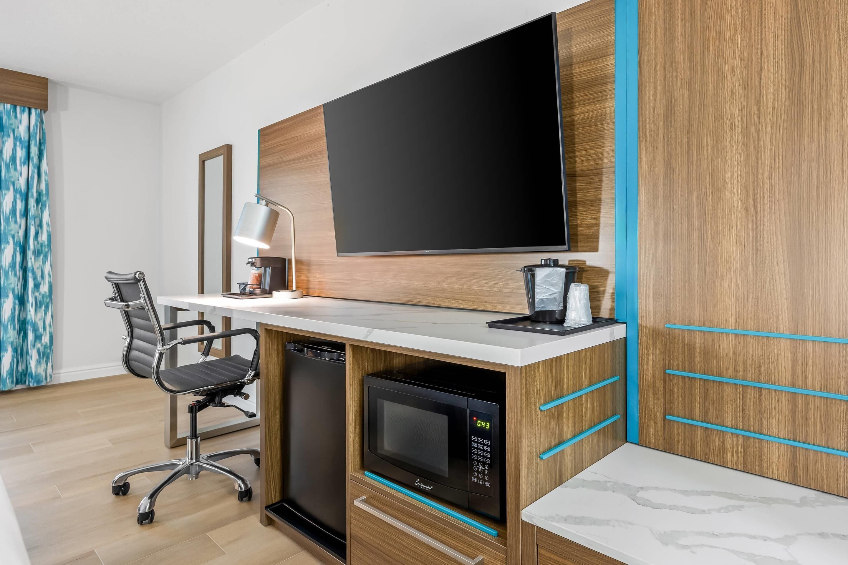 Standard Room, 1 King Bed with Sofa bed, Non Smoking | Premium bedding, desk, laptop workspace, blackout drapes