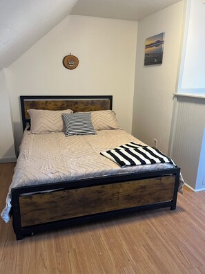 2 bedrooms, WiFi, bed sheets - Cozy Trailside Getaway. Snowmobile and ATV Trail Access. Near Sugarloaf. (Eustis)