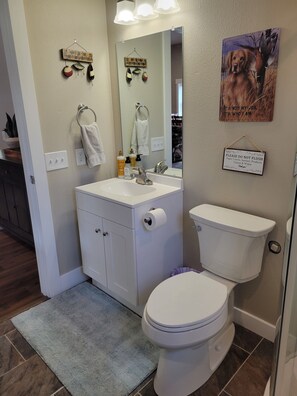 Bathroom - Silver Fin Retreat - Spacious and Modern (Kamiah)
