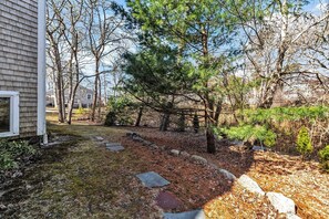 Property grounds - 4BR Coastal Retreat Walk to Beach, Deck & BBQ Sleeps 12 Near Ocean Backyard Deck (Yarmouth)