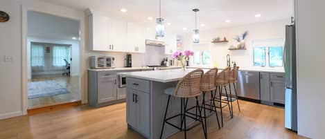 Fridge, microwave, stovetop, dishwasher