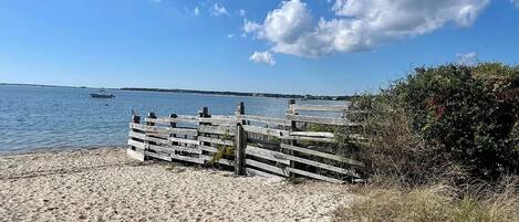 Plage, chaises longues, serviettes de plage
