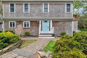 Exterior detail - 4BR Coastal Retreat Walk to Beach, Deck & BBQ Sleeps 12 Near Ocean Backyard Deck (Yarmouth)