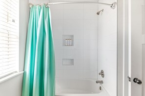 Secadora de cabello, toallas, jabón, papel de baño 