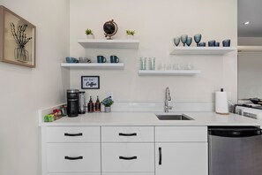 Réfrigérateur, micro-ondes, cafetière/bouilloire, bouilloire électrique