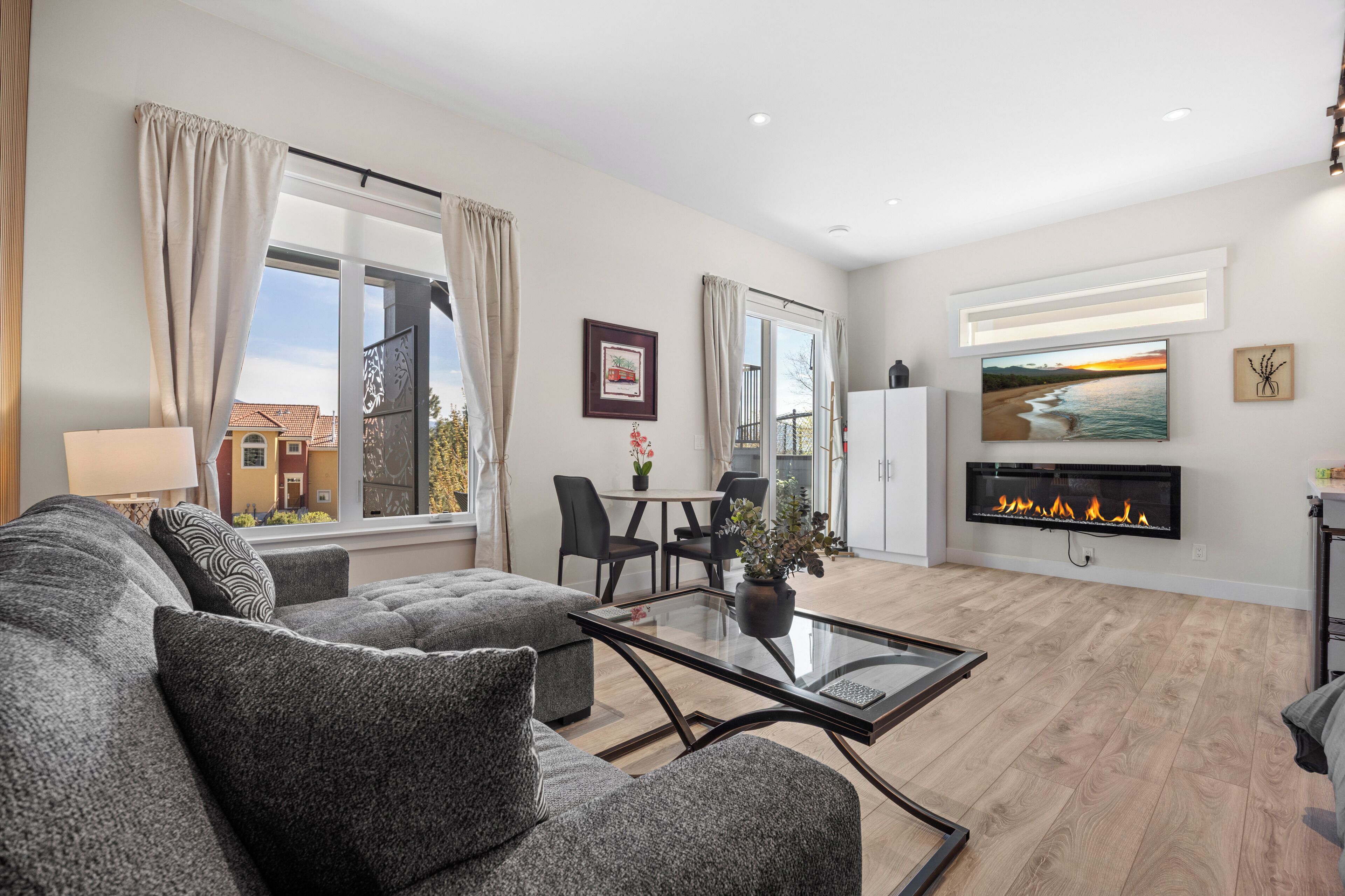 Smart TV, fireplace