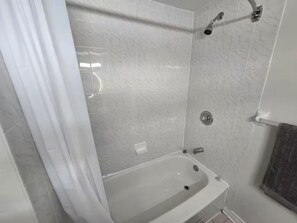 Een haardroger, een bidet, handdoeken, zeep