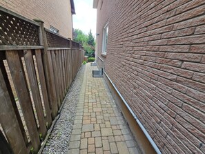 Property grounds - BRIGHT & SPACIOUS 2 BEDROOM SUITE | FULLY EQUIPPED, MINUTES TO TRANSIT & TORONTO (Richmond Hill)