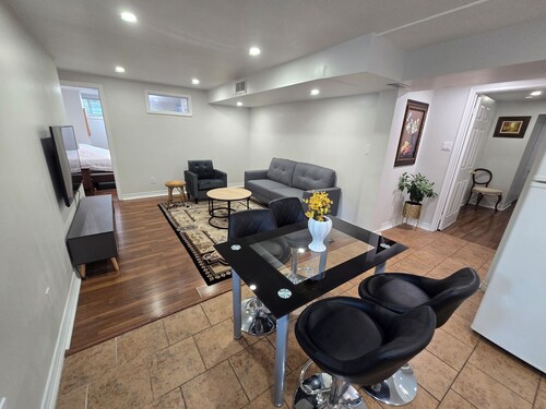 BRIGHT & SPACIOUS 2 BEDROOM SUITE | FULLY EQUIPPED, MINUTES TO TRANSIT & TORONTO