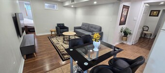 BRIGHT & SPACIOUS 2 BEDROOM SUITE | FULLY EQUIPPED, MINUTES TO TRANSIT & TORONTO