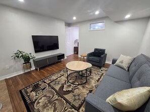 Living area - BRIGHT & SPACIOUS 2 BEDROOM SUITE | FULLY EQUIPPED, MINUTES TO TRANSIT & TORONTO (Richmond Hill)
