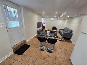Interior - BRIGHT & SPACIOUS 2 BEDROOM SUITE | FULLY EQUIPPED, MINUTES TO TRANSIT & TORONTO (Richmond Hill)