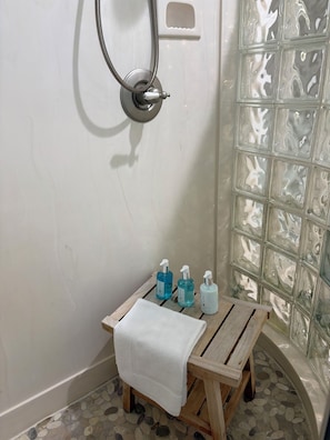 Shower, jetted bath, hair dryer, towels