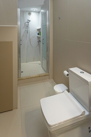 Dusche, Haartrockner, Handtücher, Seife