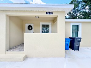 Exterior - Beach Vibe Home! 3 rooms,2 Bathrooms (Ruskin)