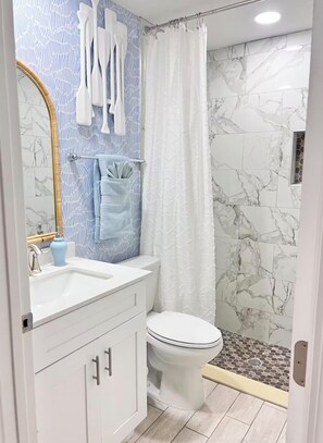 Shower, hair dryer, towels, toilet paper - Beach Vibe Home! 3 rooms,2 Bathrooms (Ruskin)