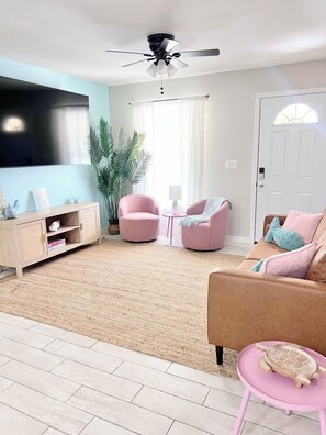Living area - Beach Vibe Home! 3 rooms,2 Bathrooms (Ruskin)