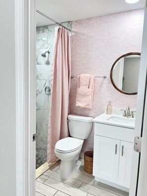 Bathroom - Beach Vibe Home! 3 rooms,2 Bathrooms (Ruskin)