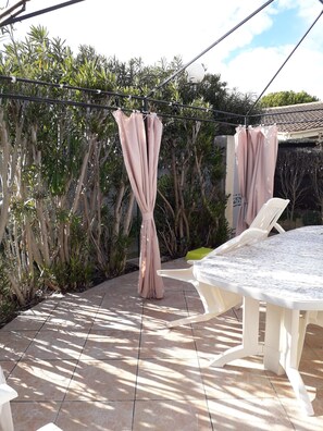 Outdoor dining - Vrbo Property (Villeneuve-lès-Maguelone)