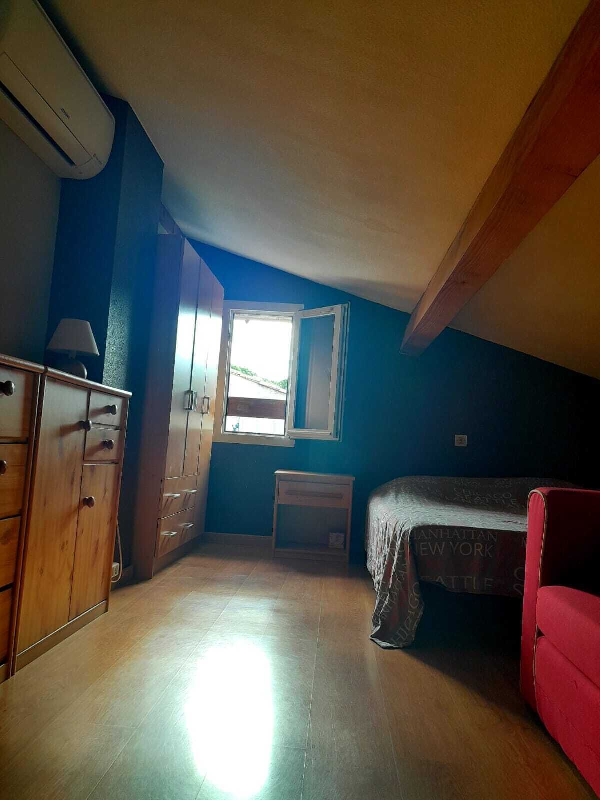 2 chambres, fer et planche à repasser, lit parapluie, draps fournis
