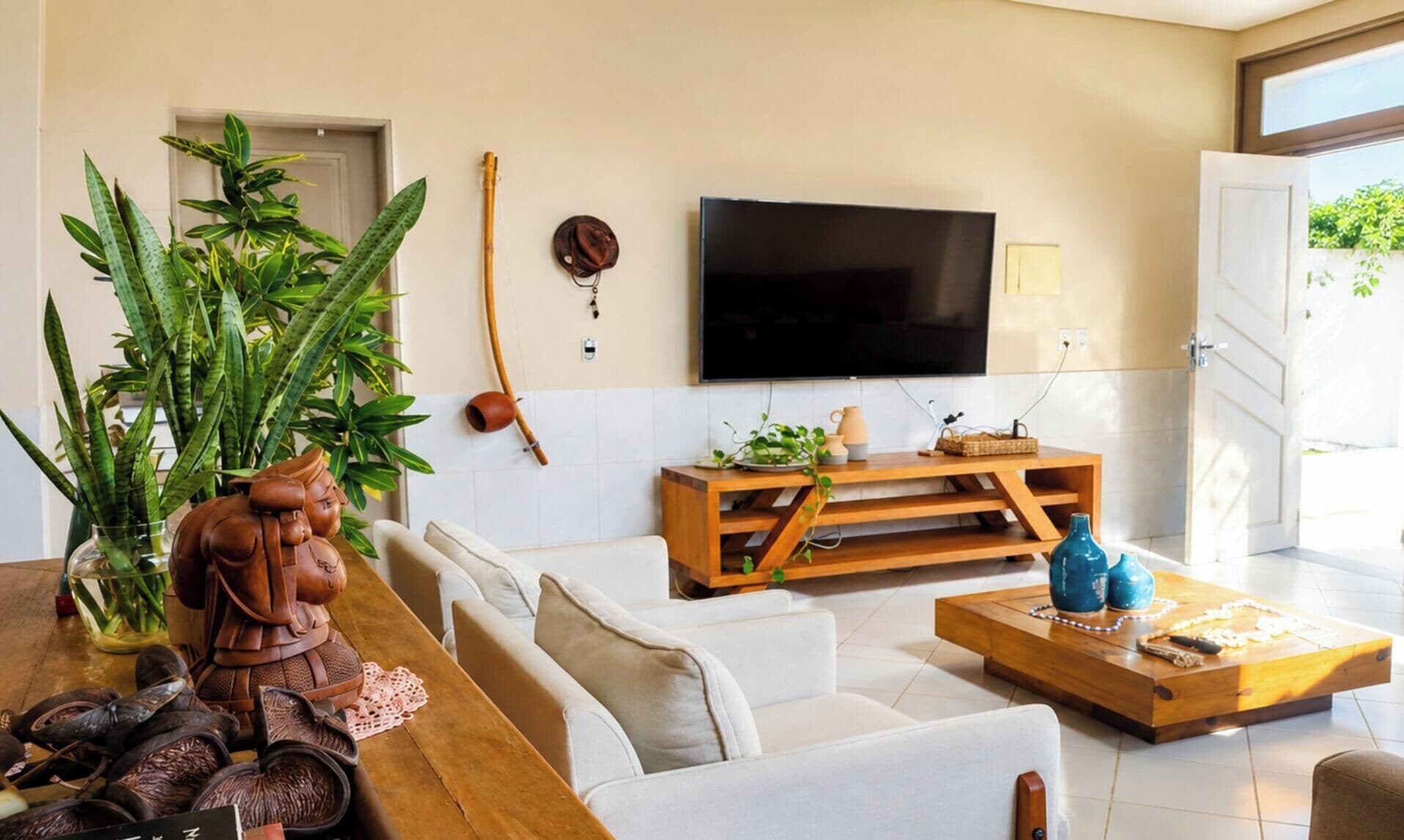 Honeymoon House, Pool Access, Lake View | Living area
