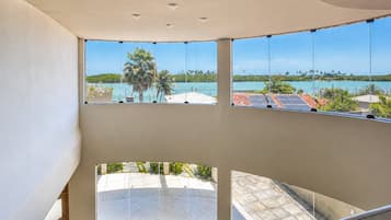 Casa lua de mel, acesso à piscina, vista para o lago | Parte interna