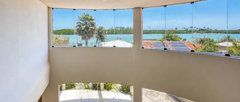 Honeymoon House, Pool Access, Lake View | Interior