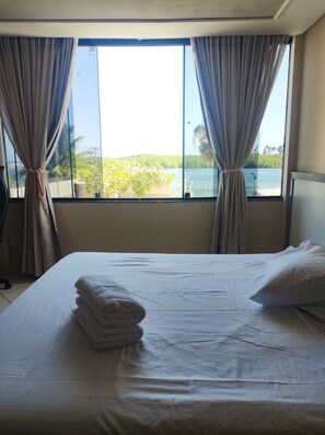 Casa de luna de miel, acceso a la alberca, vista al lago