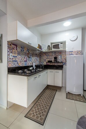 Een koffiezetapparaat/waterkoker, een koelkast, een magnetron
