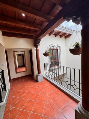 Interior - Terrace with volcano view/ Colonial Villa + Parking in Antigua Guatemala (Antigua Guatemala)