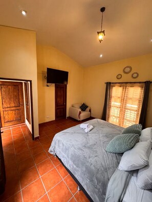 3 bedrooms, iron/ironing board, WiFi, bed sheets - Terrace with volcano view/ Colonial Villa + Parking in Antigua Guatemala (Antigua Guatemala)