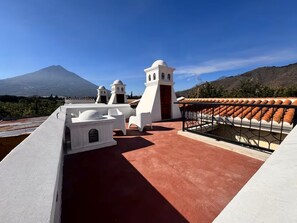 Property grounds - Terrace with volcano view/ Colonial Villa + Parking in Antigua Guatemala (Antigua Guatemala)