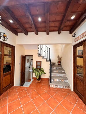 Interior - Terrace with volcano view/ Colonial Villa + Parking in Antigua Guatemala (Antigua Guatemala)