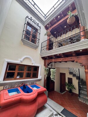 Property grounds - Terrace with volcano view/ Colonial Villa + Parking in Antigua Guatemala (Antigua Guatemala)