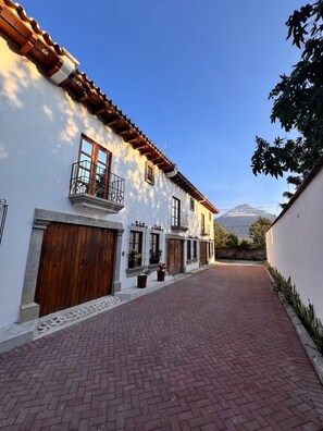 Exterior - Terrace with volcano view/ Colonial Villa + Parking in Antigua Guatemala (Antigua Guatemala)